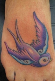 脚背紫色的可爱小鸟纹身图案