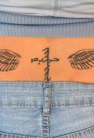 腰部简约的翅膀和十字架纹身图案