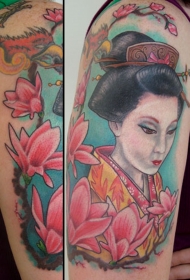 手背美丽的亚洲艺妓和花朵纹身图案