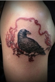 写实的乌鸦与红色丝带花朵纹身图案