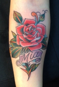 浪漫风格的彩色玫瑰字母手臂纹身图案