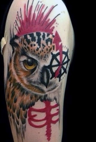 手臂彩色船锚和猫头鹰纹身图案