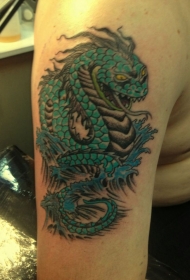手臂上的绿色蛇纹身图案