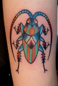 手臂上的彩色昆虫纹身图案
