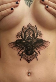腹部黑色的昆虫花卉纹身图案