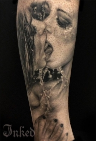 手臂黑灰性感的接吻女子肖像纹身图案