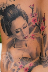 背部可爱的艺妓樱花纹身图案