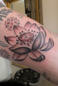 手臂佛教莲花与字符纹身图案