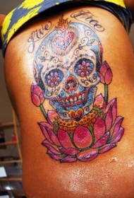 背部彩色的骷髅与莲花纹身图案