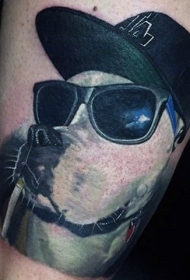 手臂有趣的墨镜狗头像纹身图案