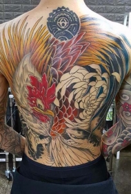 背部好看的彩色公鸡战斗蛇纹身图案