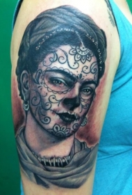 大臂墨西哥风格黑色女人与耳环纹身图案
