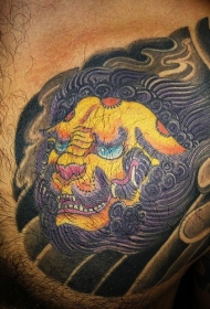 胸部黄色亚洲的狮子纹身图案