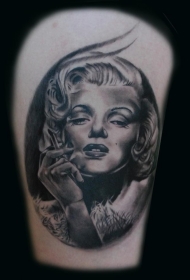 大腿非常写实的黑白吸烟玛丽莲梦露肖像纹身图案