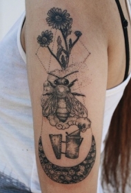 大臂点刺风格黑色蜜蜂花朵和月亮纹身图案
