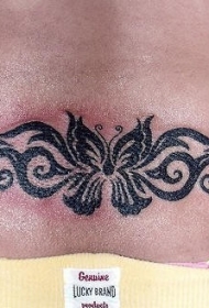 腰部黑色图腾与蝴蝶纹身图案