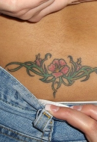 背部红色的花朵与藤蔓纹身图案