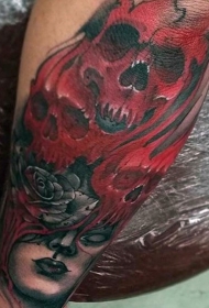 手臂神秘女人和红色骷髅纹身图案