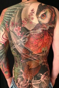 背部大面积惊人的彩绘猫头鹰纹身图案