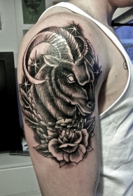 大臂美丽的公羊头与星星玫瑰纹身图案