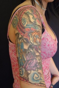女性大臂彩色的虎头龙身纹身图案
