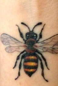 手臂上可爱的小蜜蜂彩色纹身图案