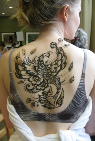 女生背部幻想孔雀纹身图案
