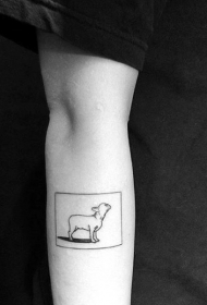手臂简约设计的黑色迷你狗纹身图案