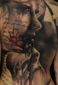 背部血腥的恐怖电影女僵尸与字母纹身图案