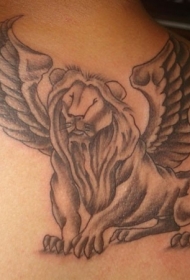 背部有翅膀的狮子纹身图案