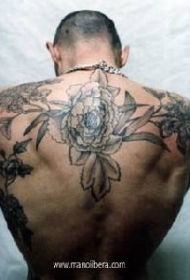 男性背部黑色的花朵纹身图案