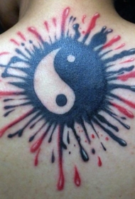 背部黑色和红色阴阳八卦符号纹身图案