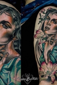 大臂彩色的女人肖像与鲜花纹身图案