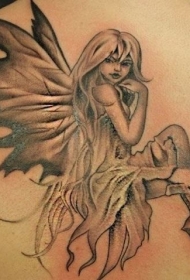 背部有翅膀的可爱精灵纹身图案