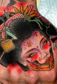 手背亚洲风格的彩色怪物艺伎纹身图案