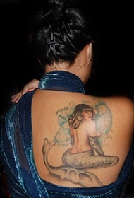 背部彩色的美人鱼纹身图案