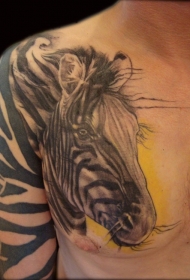 肩部美丽的黑白斑马纹身图案