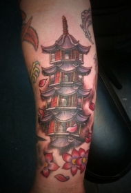 小臂漂亮的彩色亚洲寺庙与鲜花纹身图案