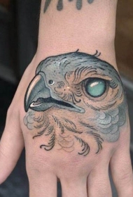 手背美丽自然的小鹰头部纹身图案