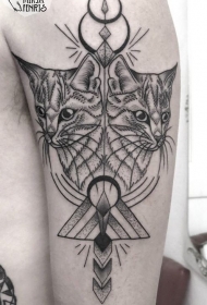 大臂黑色镜像的猫点刺纹身图案