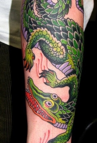 手臂卡通的绿色鳄鱼纹身图案