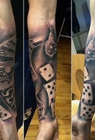 手臂赌博轮盘和扑克牌骰子纹身图案