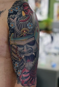 手臂卡通风格的武士面具与菊花纹身图案