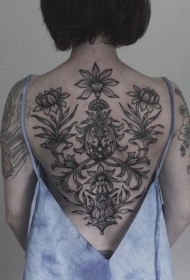 女生背部黑色的各种花卉纹身图案