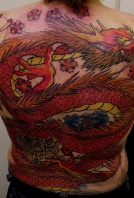 背部巨型的红色龙纹身图案