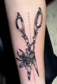 手臂黑色的昆虫和剪刀纹身图案