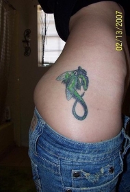 腰部绿色美丽的蜥蜴与翅膀纹身图案