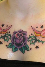 胸部紫色玫瑰与小鸟纹身图案
