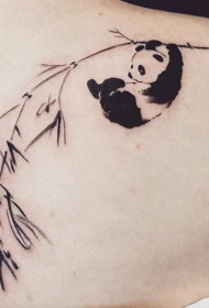 背部简单的黑色小熊猫与竹子纹身图案