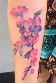 小臂水彩画风格简单的花朵纹身图案